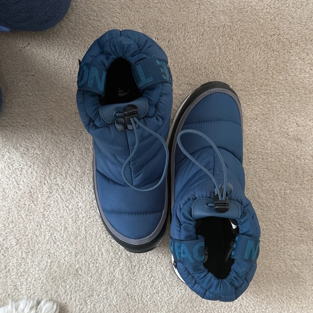 The North Face Kids Thermoball pull on Insulated Boots - Picture 3 of 4